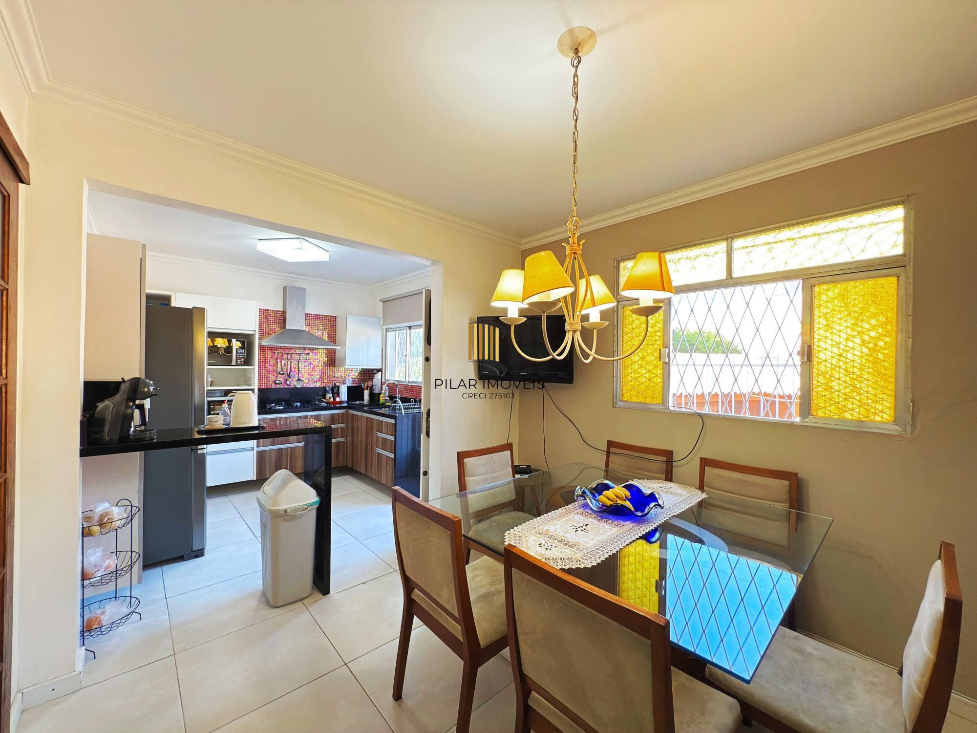 Ótima residência com 4 dormitórios, lareira e piscina no coração do bairro Tristeza.