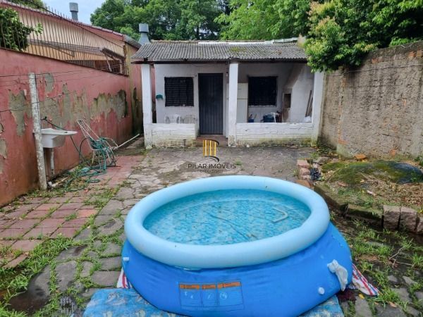 Casa em Porto Alegre, no bairro Guarujá, à venda.