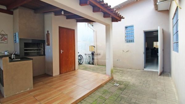 Casa bairro Medianeira, com 3 dormitórios, 2 banheiros, com piscina para venda.