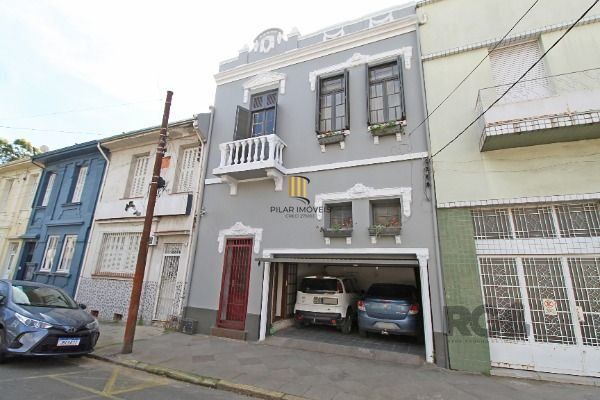 Casa em Porto Alegre, no bairro Floresta, com 3 dormitório(s), e 3 banheiros, à - Pilar Imóveis