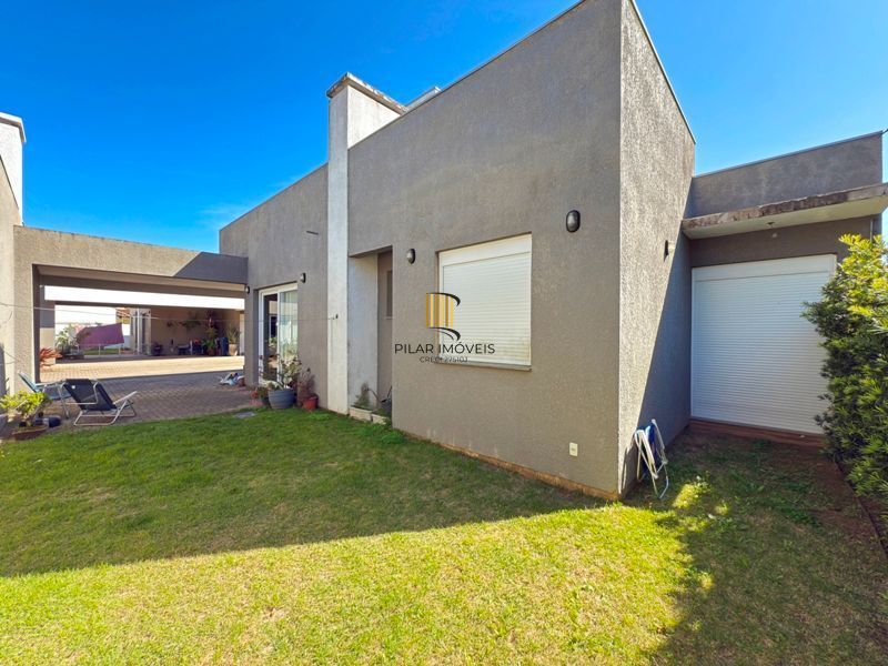 Casa térrea em condomínio fechado com 3 suítes.