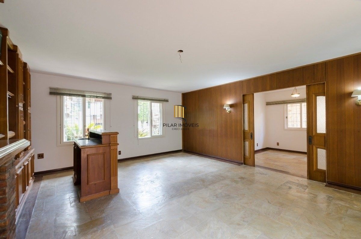 Excelente residência térrea com 272m² de área privativa, com 4 domritórios e 6 vagas de garagem, localizada no bairro Vila Assunção.