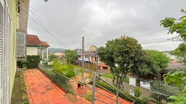 Casa em Porto Alegre, no bairro Cavalhada, com 4 dormitório(s), e 4 banheiros, à