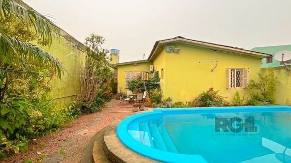 Casa em Porto Alegre, no bairro Ipanema, com 4 dormitório(s), e 4 banheiros, à v