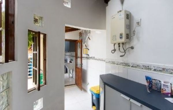 Casa em Porto Alegre, no bairro Ipanema, com 3 dormitório(s), e 3 banheiros, à v