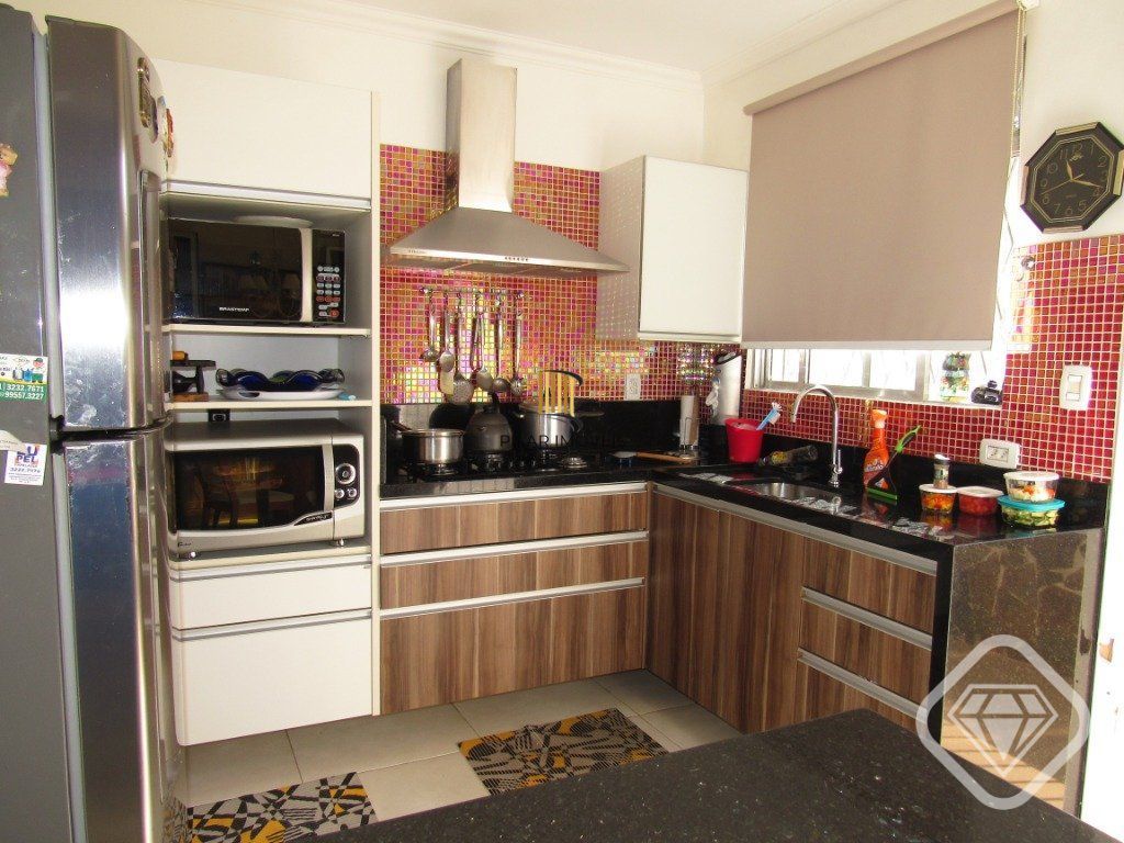 Ótima residência com 4 dormitórios, lareira e piscina no coração do bairro Tristeza.