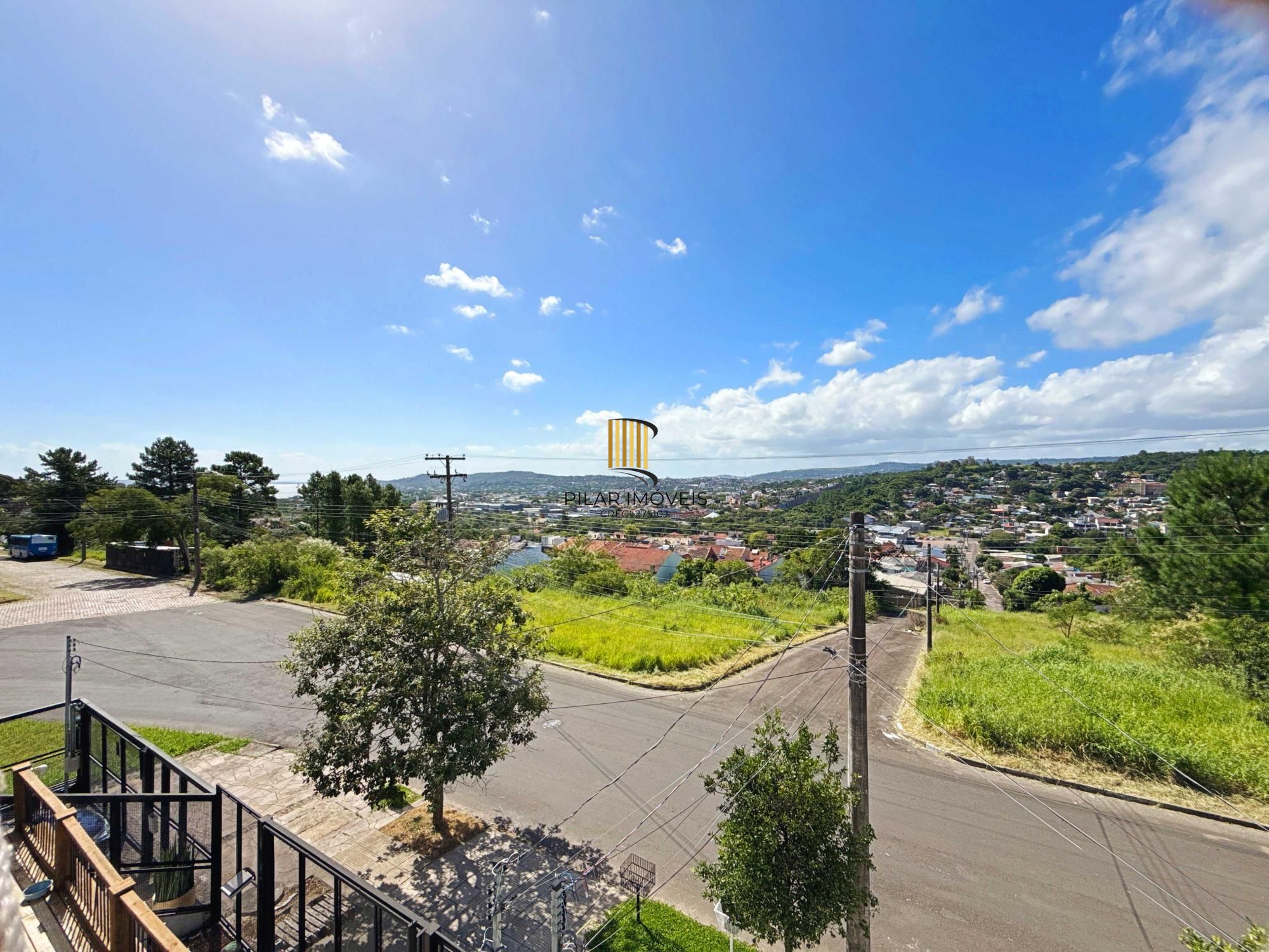 Linda residência com  3 dormitórios, sendo 1 suíte, com Linda Vista do Bairro.