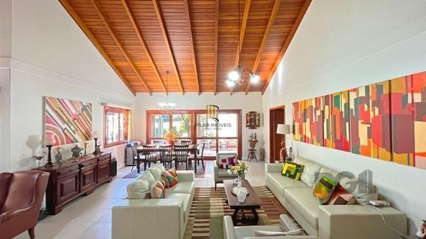 Casa em Porto Alegre, no bairro Nonoai, com 4 dormitório(s), à venda.