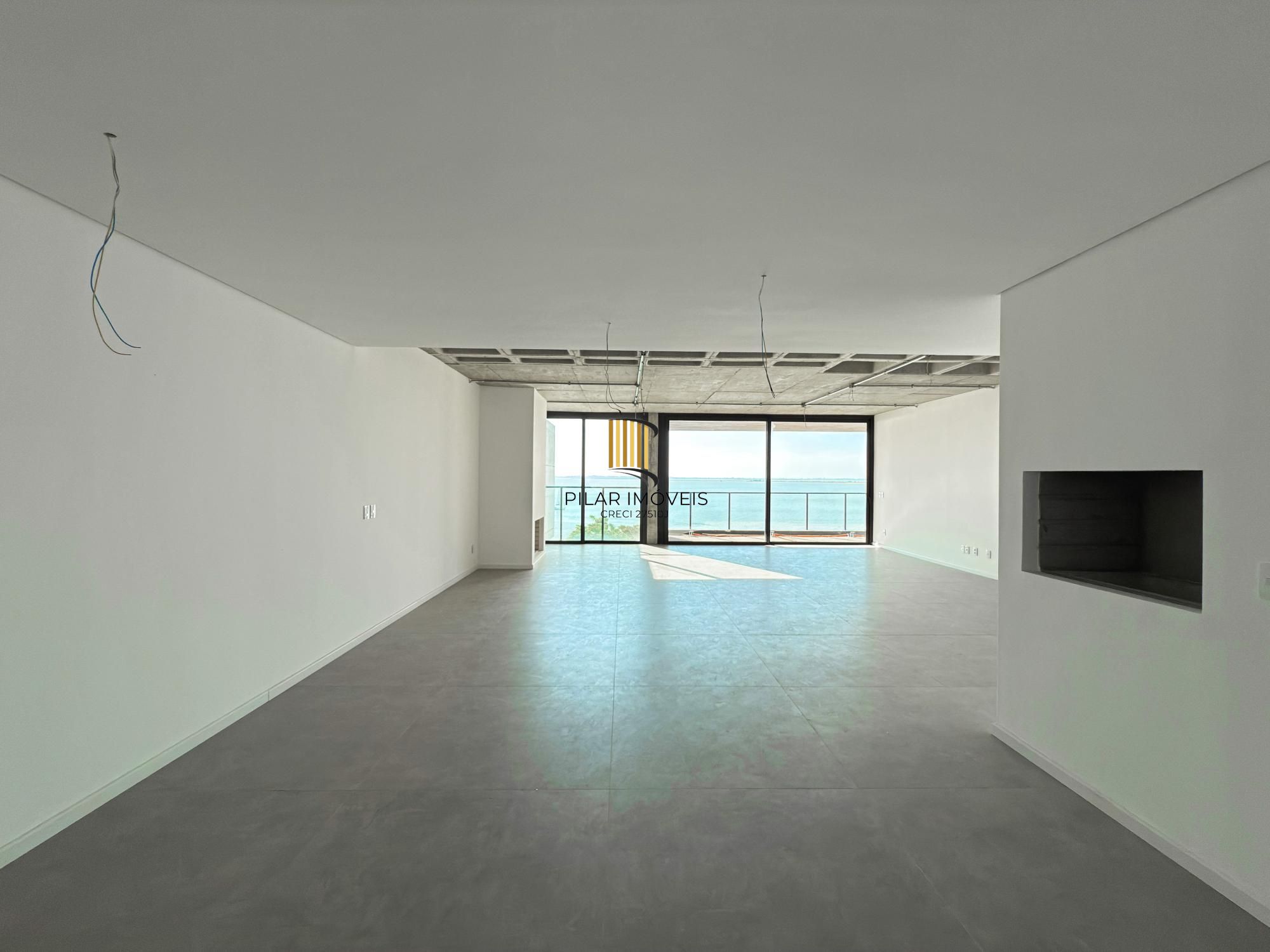 Belíssimo apartamento com 230,6m2, 3 suítes e 4 vagas de garagem. Projeto diferenciado e vista deslumbrante para o pôr do sol do Guaíba.