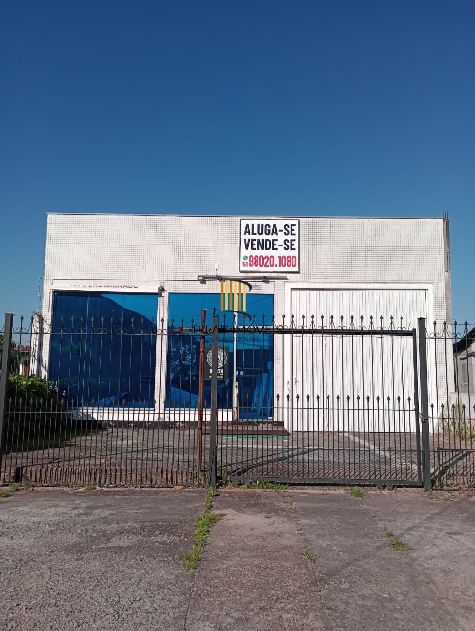 Excelente loja com 80m2 de área contruída, localizada em avenida de grande fluxo. O imóvel conta com terreno de 400 m² (10 x 40 metros). - Pilar Imóveis