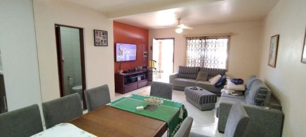 Casa em Porto Alegre, no bairro Camaquã, com 2 dormitório(s), e 2 banheiros, à v