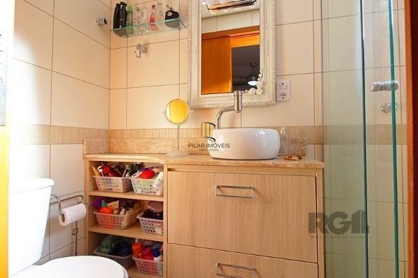 Casa Condominio em Porto Alegre, no bairro Guarujá, com 2 dormitório(s), e 2 ban