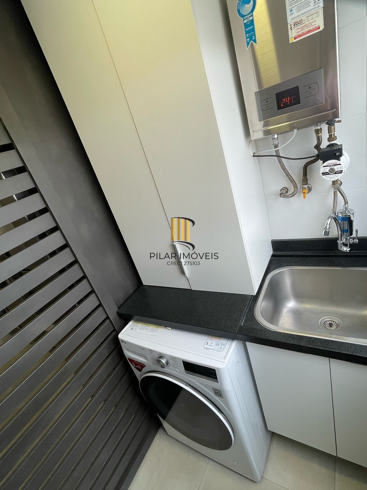 Apartamento com 1 dormitório e 1 vaga garagem á venda no Bairro Azenha.