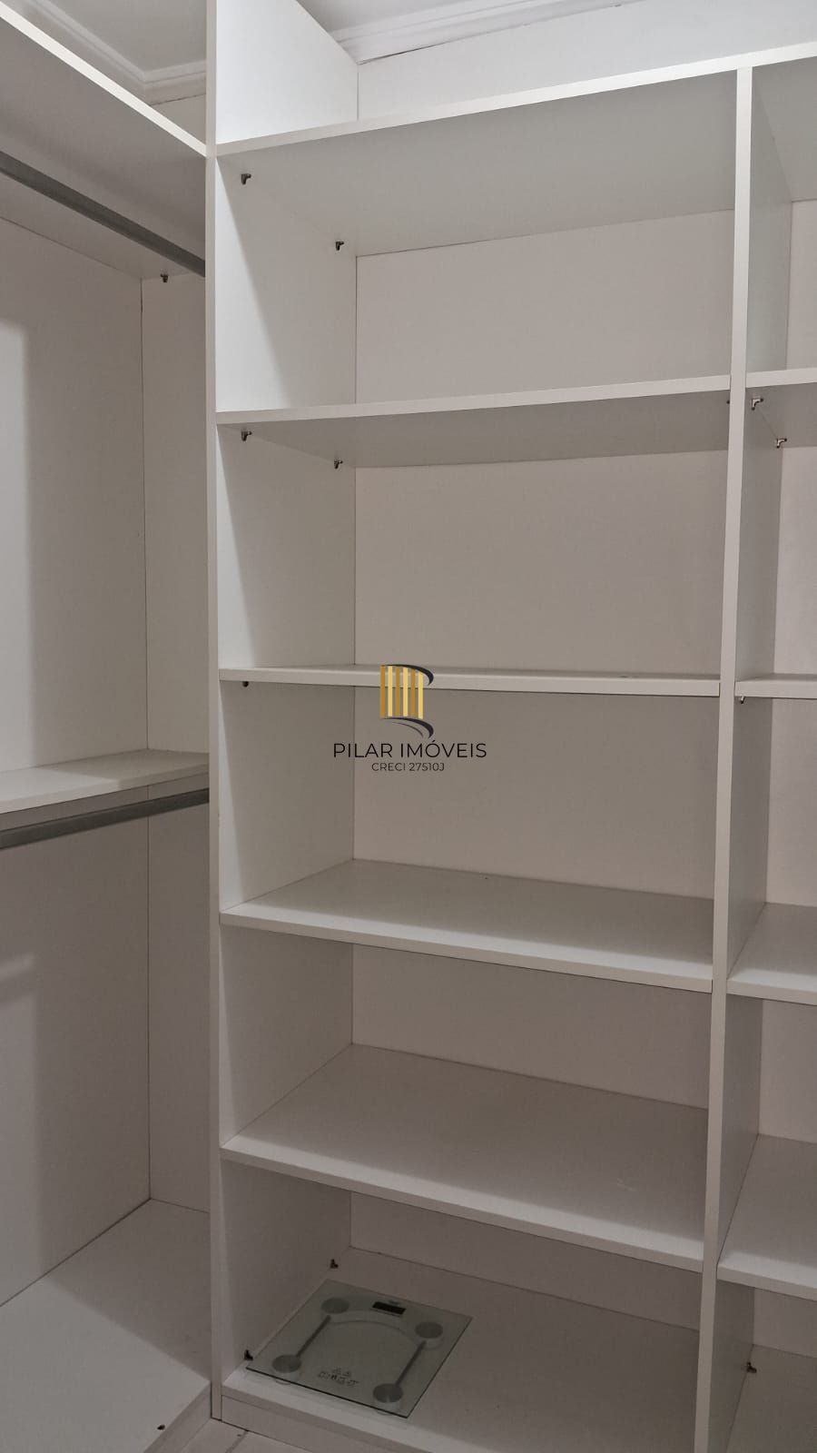 Excelente Residência com 3 dormitórios sendo 2 deles suítes de casal.