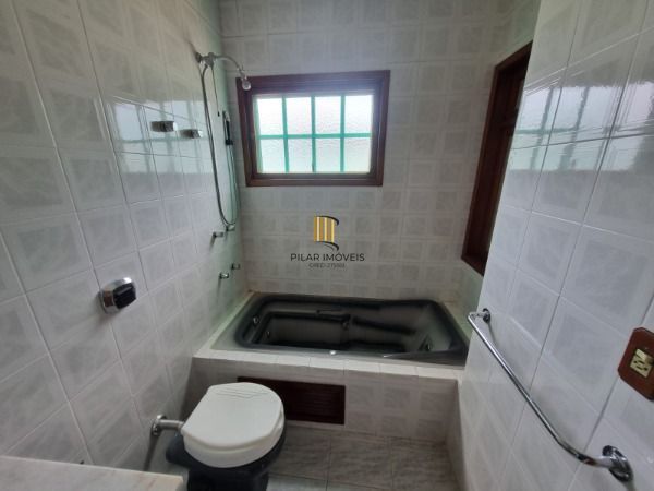 Sobrado em Porto Alegre, no bairro Ponta Grossa, com 4 dormitório(s), e 4 banhei