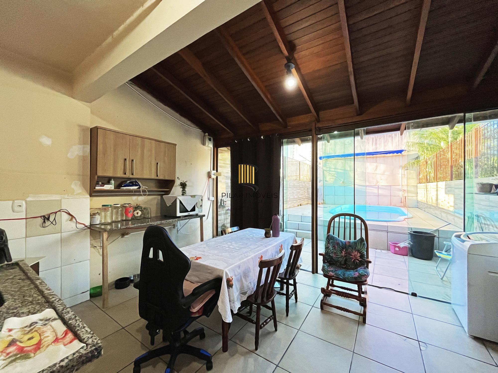 Residência com 4 dormitórios sendo 1 suites no Bairro Guarujá.