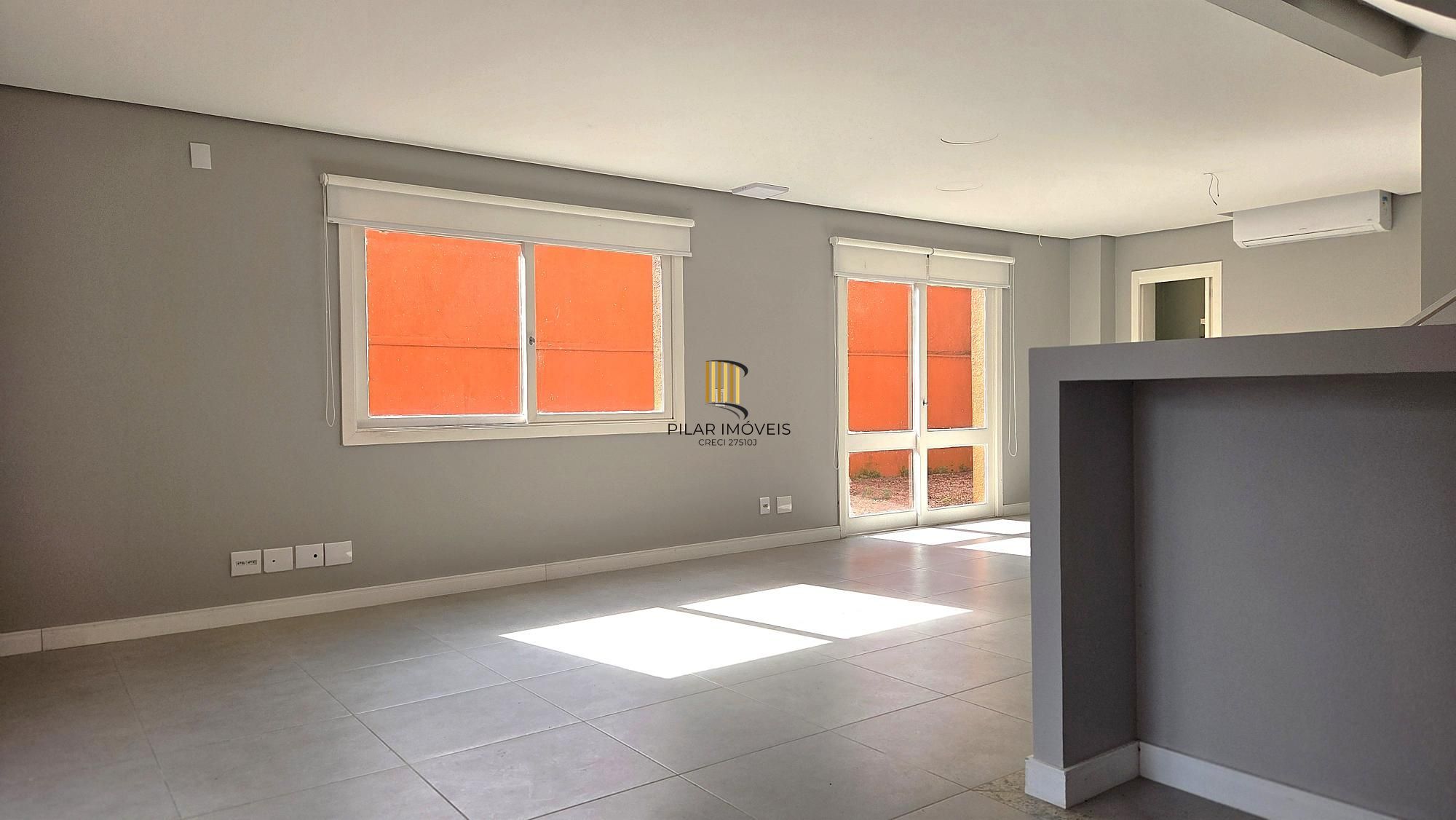 Excelente casa em condomínio fechado, com 252 m² de área privativa, com 4 dormitórios, 1 suíte e 2 vagas de garagem.
