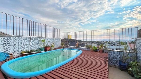 Casa em Porto Alegre, no bairro Ipanema, com 3 dormitório(s), e 3 banheiros, à v