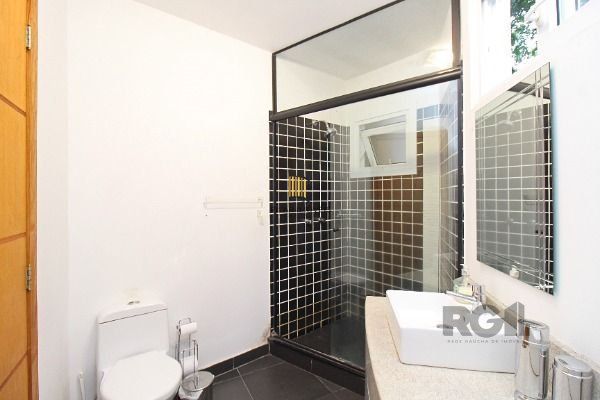 Casa em Porto Alegre, no bairro Tristeza, com 3 dormitório(s), e 3 banheiros, à 