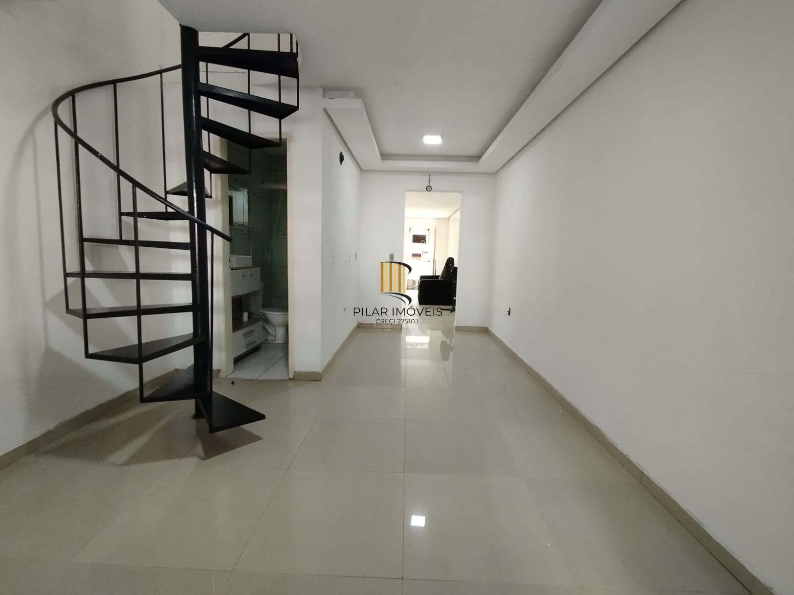 Casa 2 dorm, sala, cozinha, banheiro e área gourmet. Aceita carro no negócio. Nã