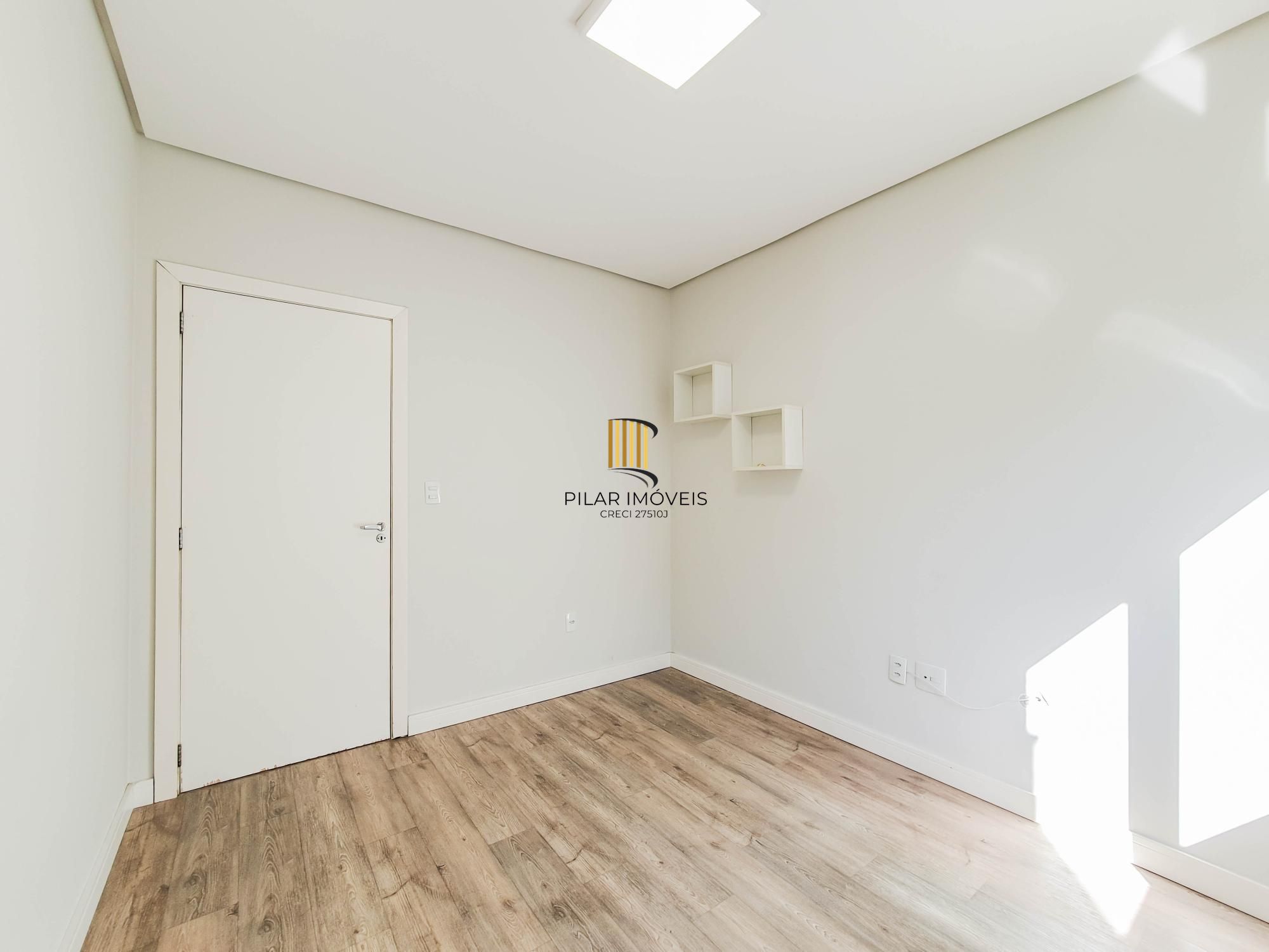 Linda casa Térrea em Condomínio, 3 suítes, 3 vagas cobertas, pátio com Piscina!