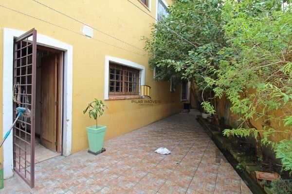 Casa em Porto Alegre, no bairro Guarujá, com 3 dormitório(s), e 3 banheiros, à v