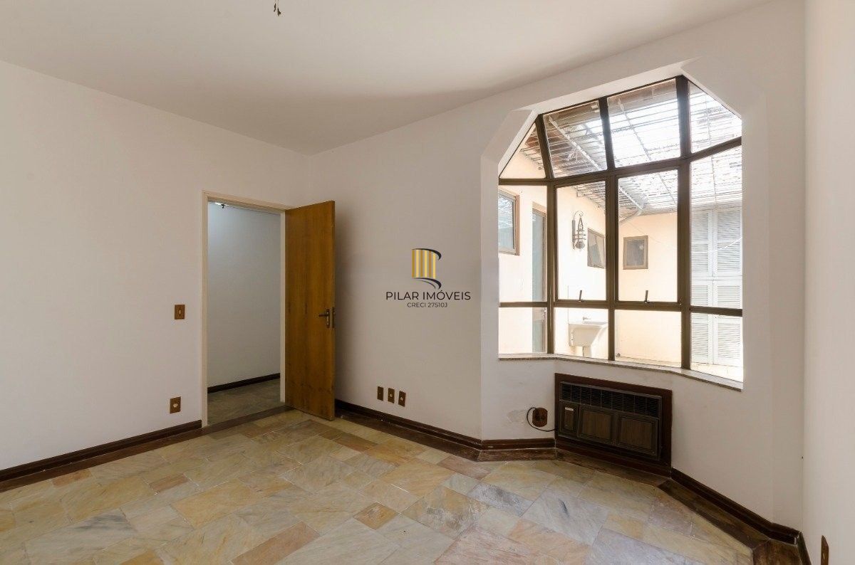 Excelente residência térrea com 272m² de área privativa, com 4 domritórios e 6 vagas de garagem, localizada no bairro Vila Assunção.