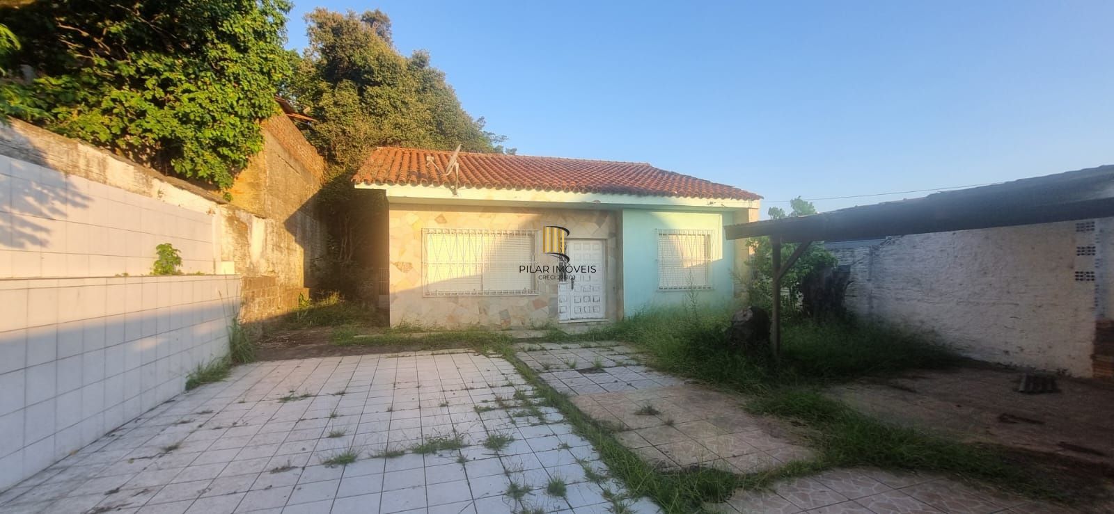 Ótimo terreno com casa em localização privilegiada no bairro.