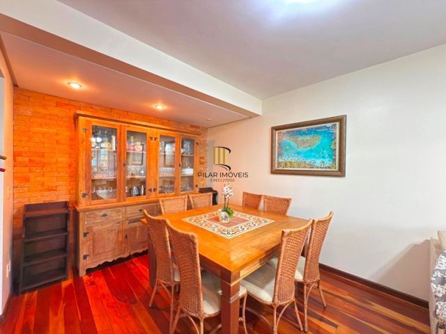 Casa em Condominio fechado com 4 dormitórios e 1 suíte.