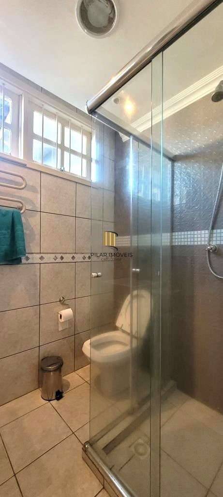 Excelente Casa de Esquina no Residencial Bahamas – Ipanema, com 351m² privativos, 4 dormitórios e duas vagas de garagem.