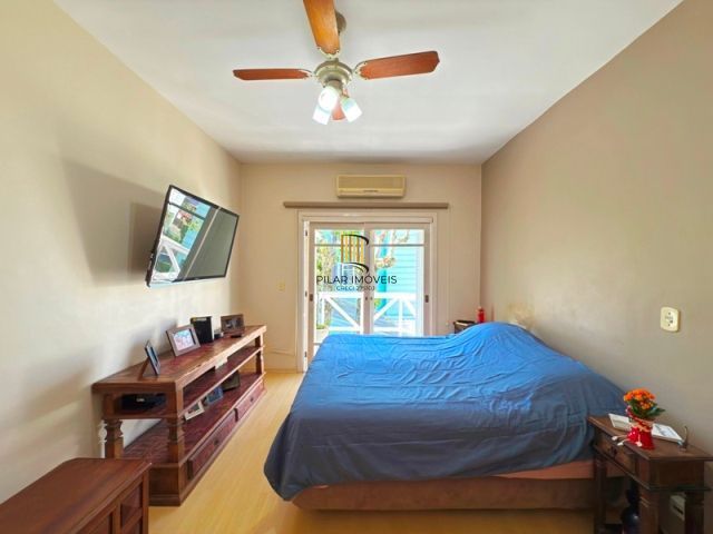 Casa em Condominio fechado com 4 dormitórios e 1 suíte.