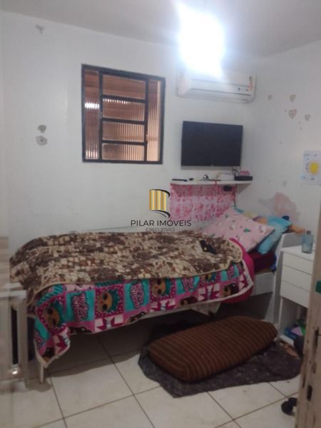 Casa em Porto Alegre, no bairro Guarujá, com 2 dormitório(s), e 2 banheiros, à v