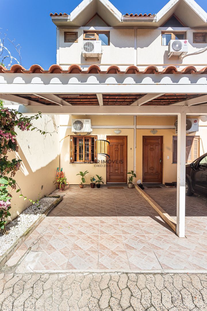 Casa em condomínio à venda com 97m², 2 dormitórios e 2 vagas, no bairro Tristeza em Porto Alegre.