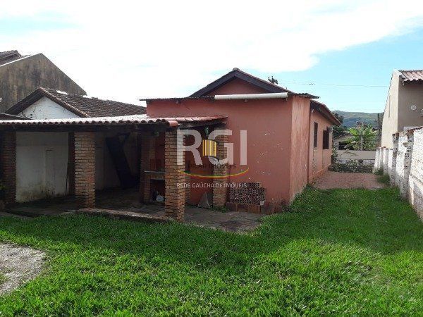 Casa em Porto Alegre, no bairro Espírito Santo, com 2 dormitório(s), e 2 banheir