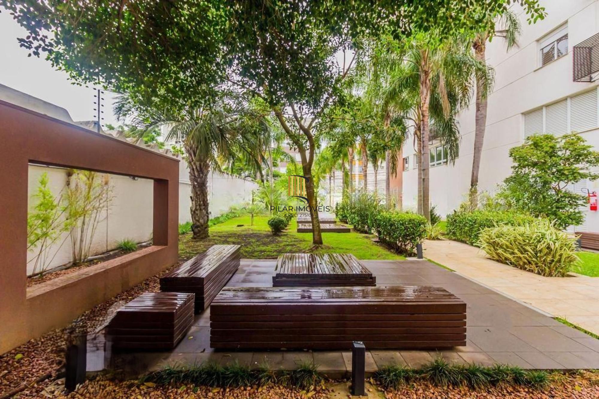 Apartamento semi mobiliado, 2 dormitórios, 1 suíte e 1 vaga de garagem coberta no bairro Menino Deus em Porto Alegre.