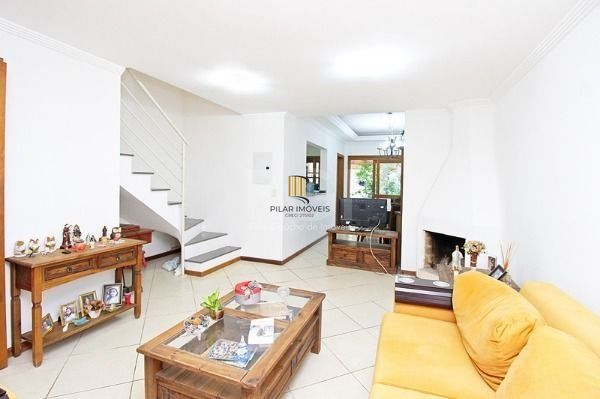 Casa em Porto Alegre, no bairro Espírito Santo, com 3 dormitório(s), à venda.