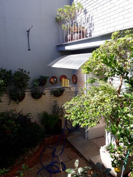 Sobrado em Porto Alegre, no bairro Hípica, com 3 dormitório(s), e 3 banheiros, à