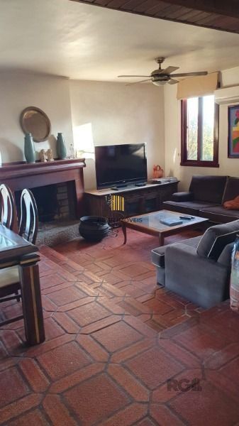 Casa em Porto Alegre, no bairro Vila Assunção, com 3 dormitório(s), à venda.