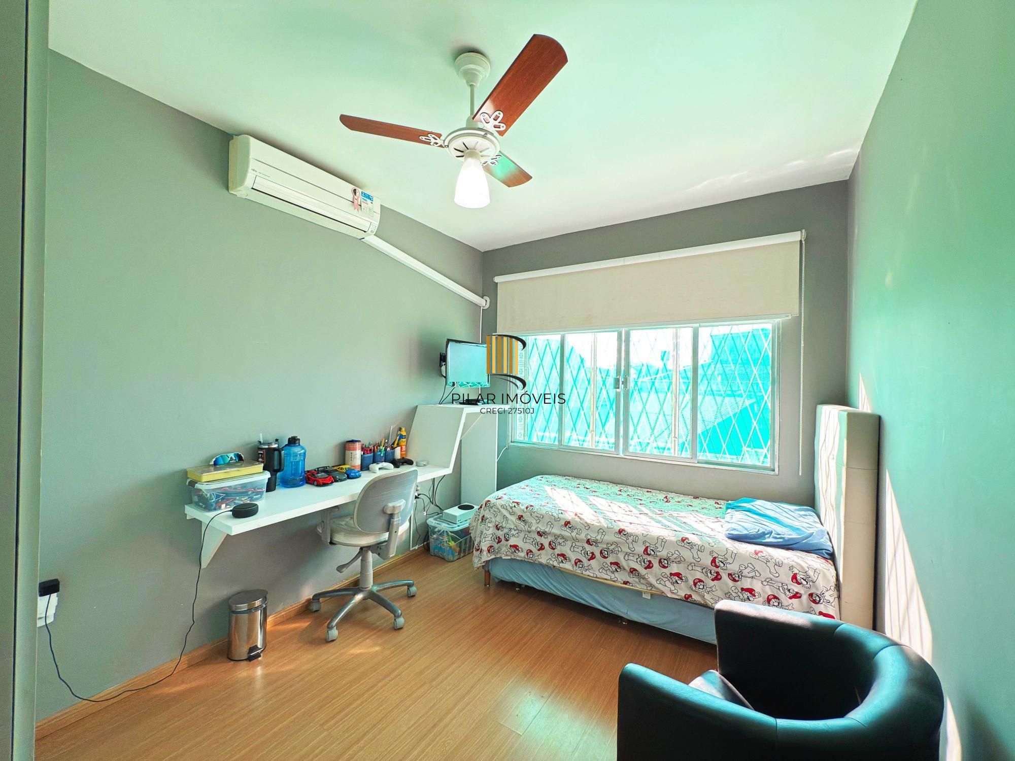 Ótima residência com 4 dormitórios, lareira e piscina no coração do bairro Tristeza.