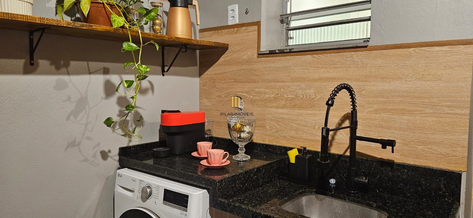 Ótima casa em condomínio, com 2 dormitórios.