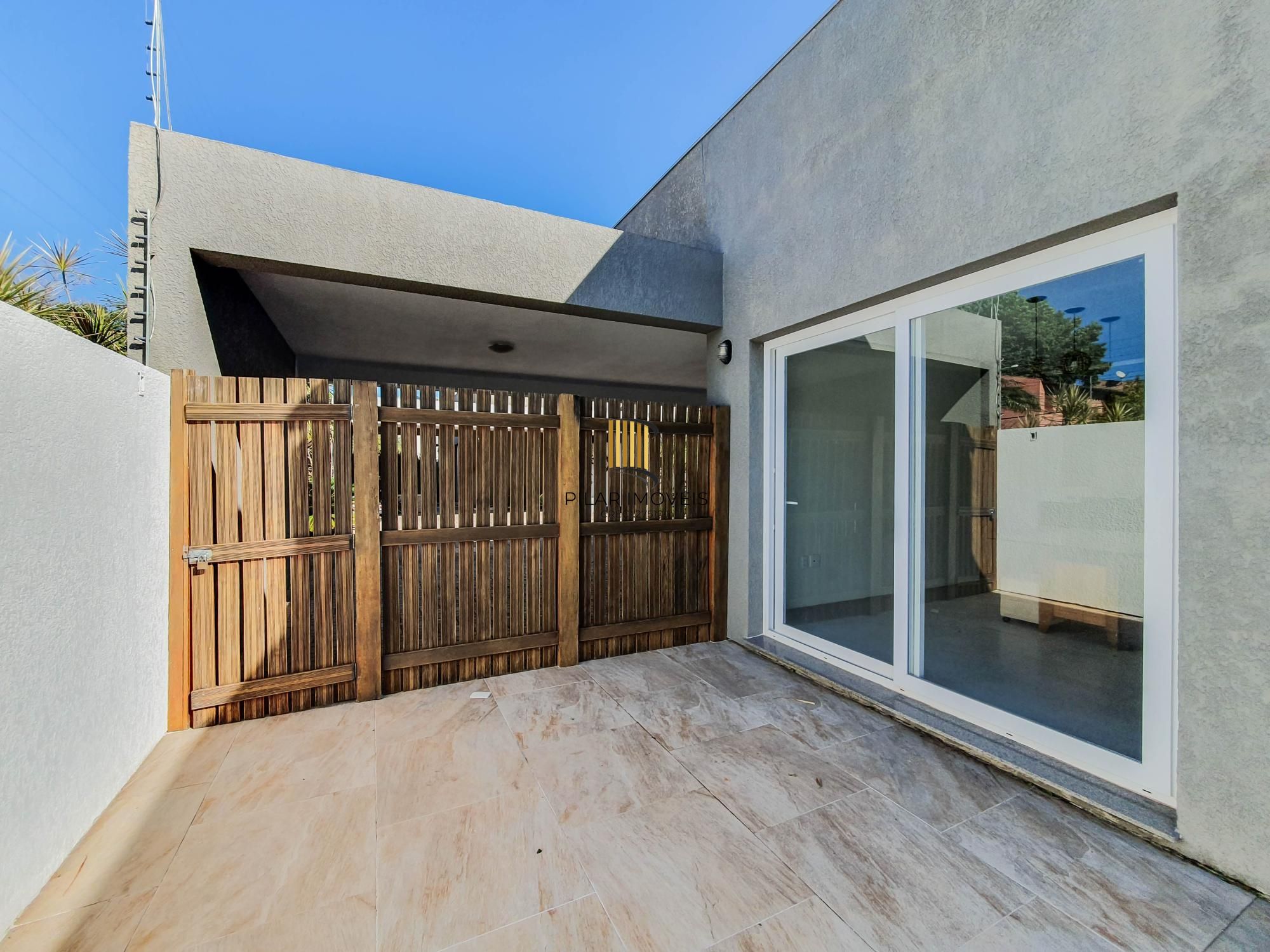 Linda casa Térrea em Condomínio, 3 suítes, 3 vagas cobertas, pátio com Piscina!
