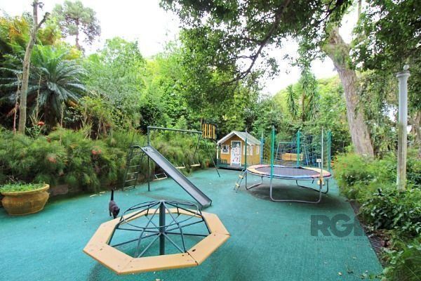 Casa em Porto Alegre, no bairro Pedra Redonda, com 7 dormitório(s), e 7 banheiro