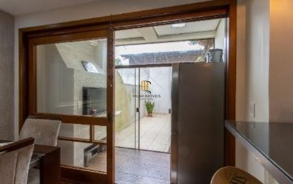 Casa em Porto Alegre, no bairro Ipanema, com 3 dormitório(s), e 3 banheiros, à v