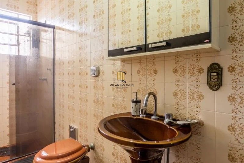 Belíssima casa de esquina, em estilo colonial com 277m2 de área privativa, terreno com 1014m2, 4 dormitórios e 3 suítes.