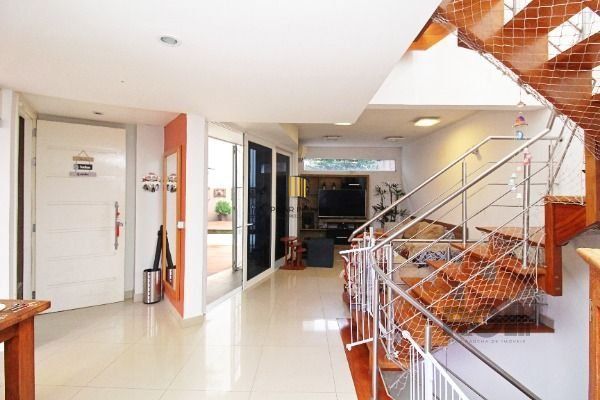 Casa em Porto Alegre, no bairro Tristeza, com 3 dormitório(s), e 3 banheiros, à 