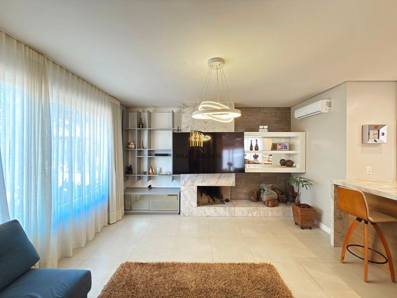 Casa térrea em condomínio fechado com 3 suítes.