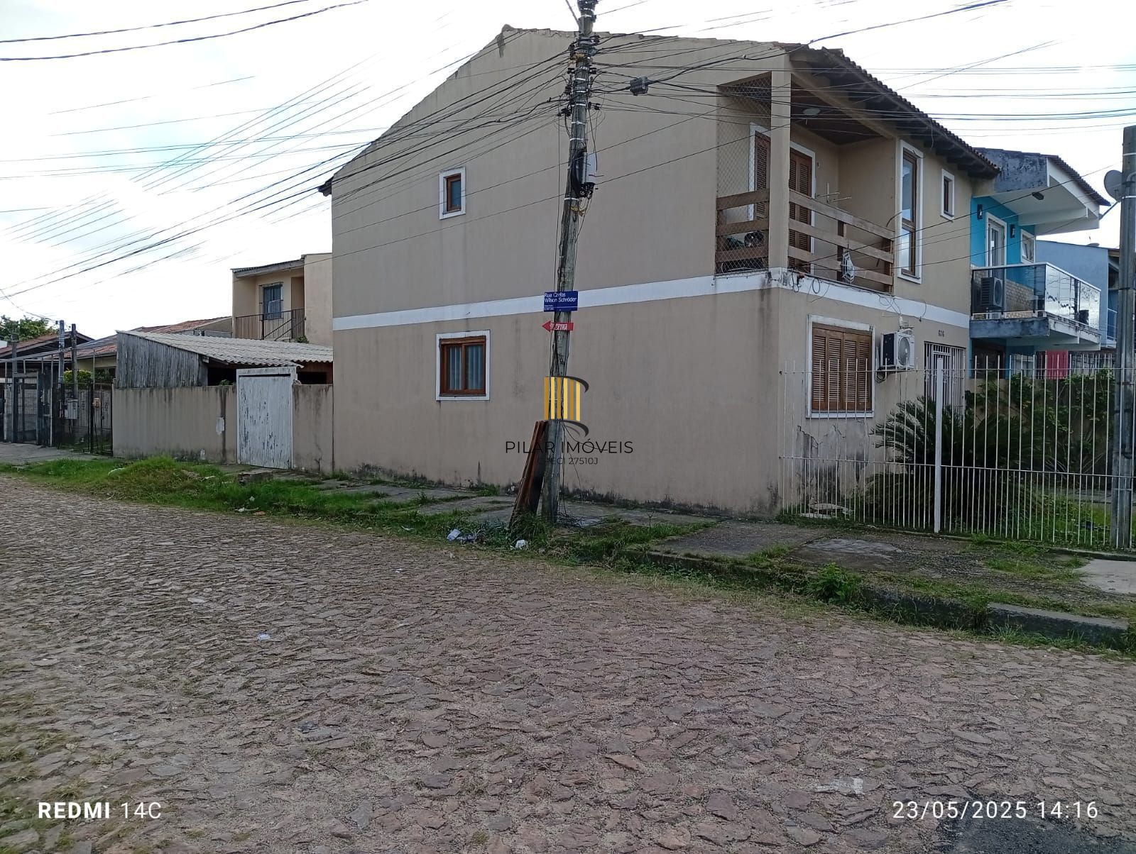 Lindo sobrado de esquina com 4 dormitórios á venda no Bairro Hípica.