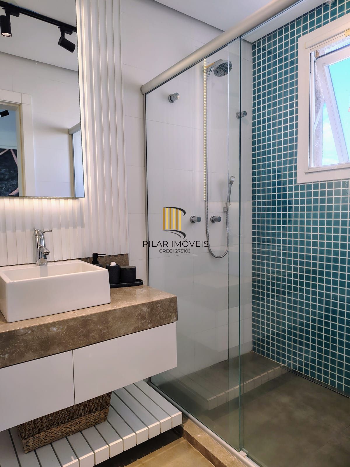 Espetacular Casa de Condomínio com 3 suítes, Piscina com aquecimento