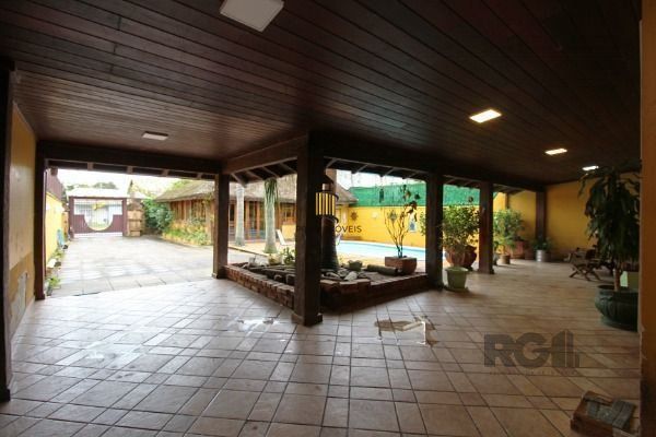 Casa em Porto Alegre, no bairro Guarujá, com 3 dormitório(s), e 3 banheiros, à v