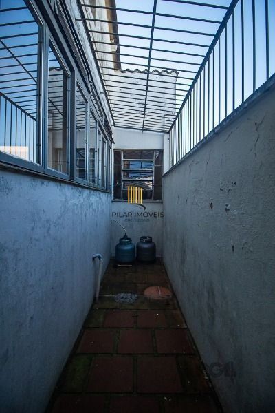 Casa em Porto Alegre, no bairro Vila Nova, com 6 dormitório(s), e 6 banheiros, à